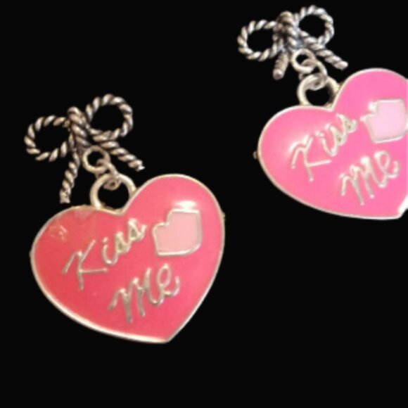KISS ME HEART EARRINGS - Picture 1 of 3